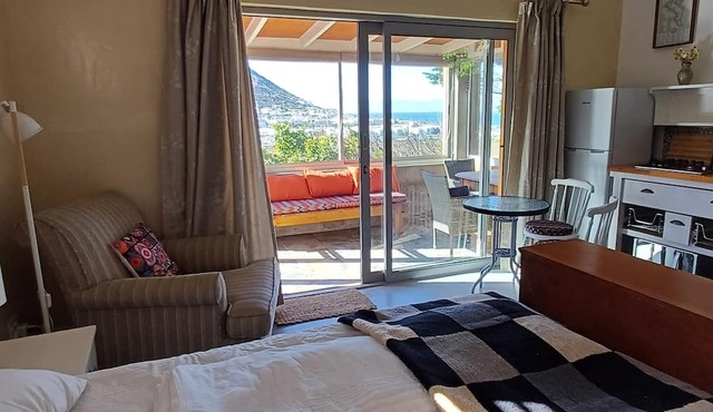 Beautifully appointed apartment with sea views south of Cape Town in Glencairn