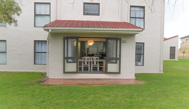 Beautiful 3-bedroom apartment in welcoming Cape Town neighborhood