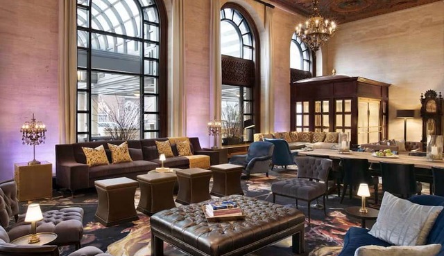 Downtown Luxury 2 Queens + Restaurant & Area Shuttle in Wilmington