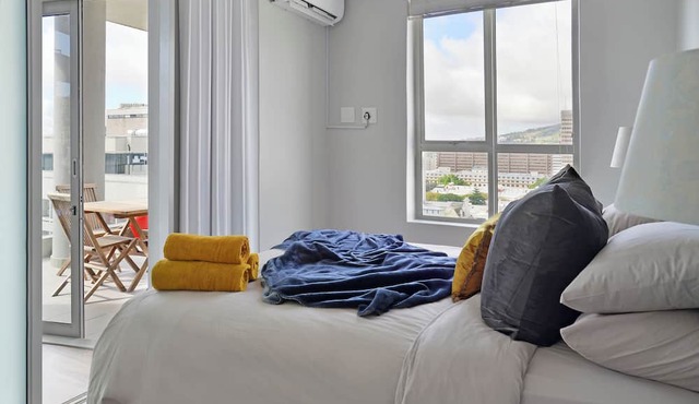 Sunny Corner Apartment with 180° Ocean, City & Mountain Views in Cape Town