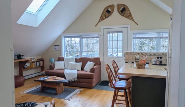 Sunny Alpine Suite Walk to Lake Private Deck Yard and Gardens w/Fire Pit in Warren
