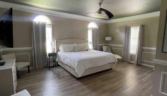 Spacious 4 bedroom house with AC and WiFi in charming Williamsburg in Williamsburg