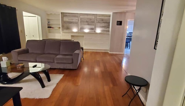Valley Creek Place, A Charming 3-bedroom home with a Creek view & Wi-Fi in Euclid