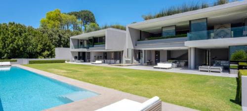 Modern villa with sunny terrace and pool in Cape Town