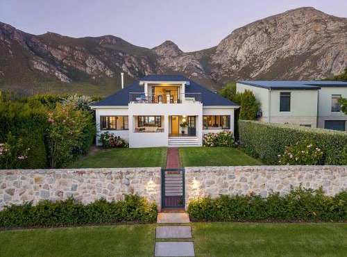 Zoete Zitje Dual-Home Coastal Escape In Voëlkli in Hermanus