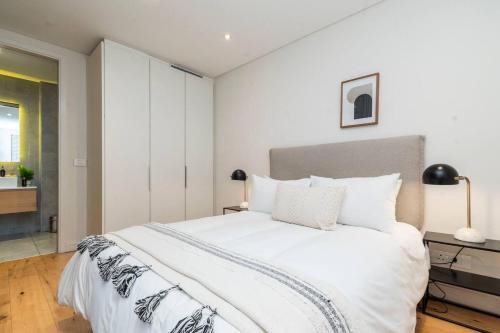 Luxury 2 Bed In Sea Point -2 Mins From Promenade in Cape Town