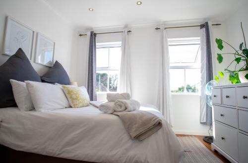 Stylish, Well Equipped Family Home in Quiet Claremont with Mountain Views