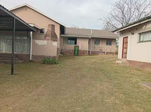 Spacious 5-Bedroom House in Pietermaritzburg with Shared Pool in Pietermaritzburg