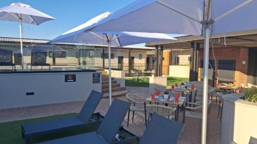 1 Bed Saxon Square Rosebank in Johannesburg