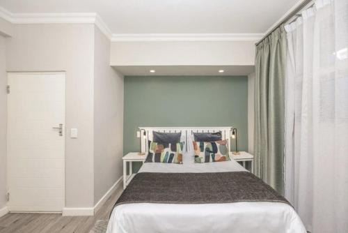 Spacious Bright Apt 50m to Ocean in Cape Town