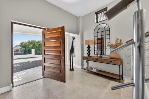 Défren House - Villa with panoramic view and pool, optional housekeeping and private service in Hout Bay