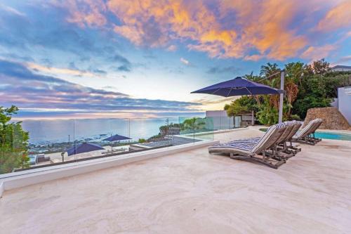 Two Views - 8 Bedroom Villa in Camps Bay & Hot Tub