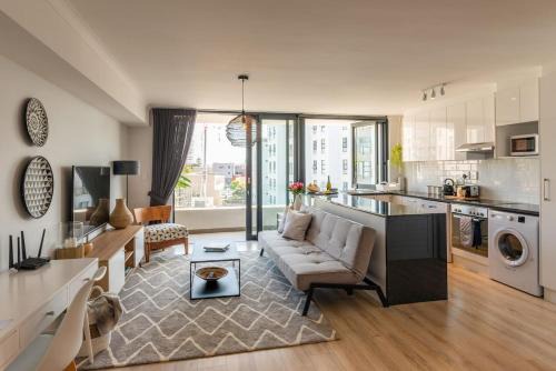 Mondaine Central Luxurious Spacious & Trendy in Cape Town