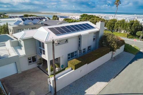 Villa Armonia Grotto Beach Large Deck W Pool in Hermanus