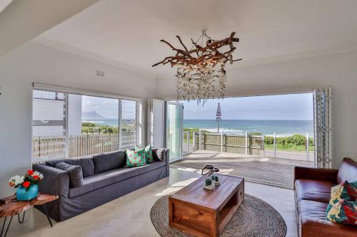 78 Beach Road Oceanfront Small Pool Sea View in Kleinmond