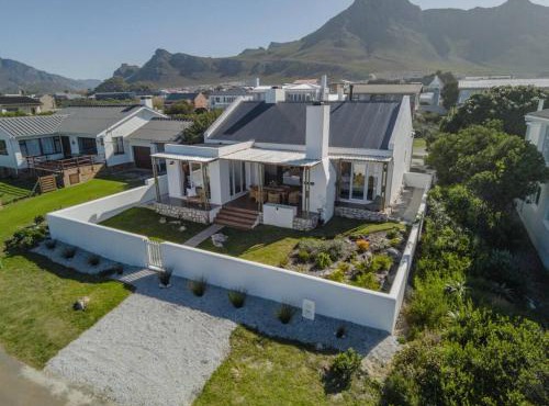Efcharisto Cottage Sea, Style & Serenity in Kleinmond