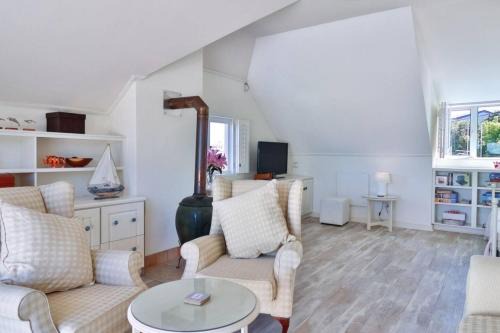 Balencay Villa, Cliff Path Walk, Pool, Sleeps 8 in Hermanus