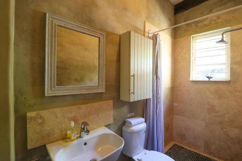 Ocean Villa - Sandbaai Pool & Sea Views Sleeps 8 in Hermanus