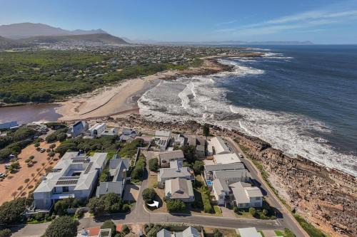 Onrus Beach Cottage - Sea Views - Indoor Braai in Hermanus