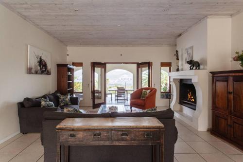 Barton Dove near Hermanus Pool Hot Tub