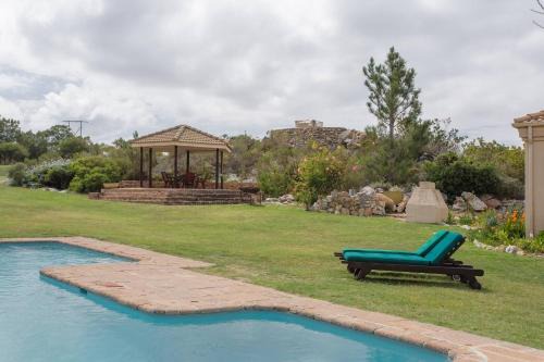 Barton Blue Crane near Hermanus Pool Hot Tub in Botrivier
