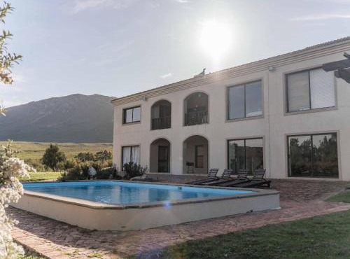 Luxury 5-Bedroom Villa with Private Pool Tennis Court in Botrivier