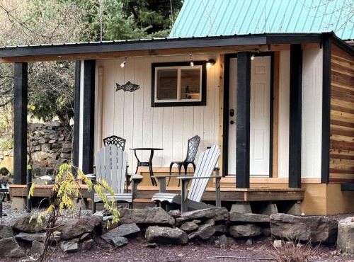 Cute Cozy Cabin for Two for a Romantic Escape in the Umpqua National Forest in Oregon in Idleyld Park