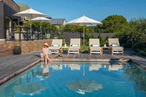 Villa Ayana - Your Own Private Luxury Villa, 3 en-suite bedrooms, 10m Swimming Pool, Leafy Courtyard and short walk to Wilderness Beach in Wilderness