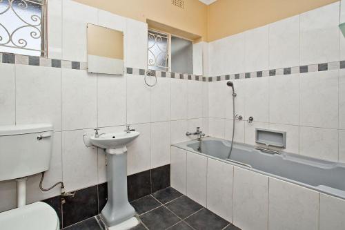 Macum Cozy Suites Florida Park in Roodepoort