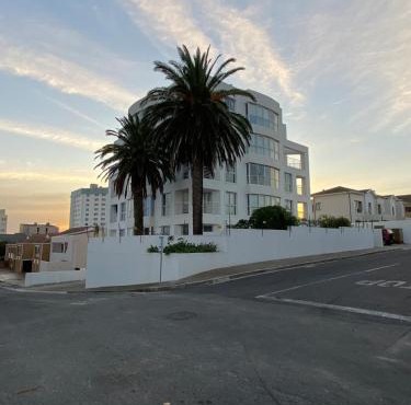 Elegant 2 Bedroom Apartment 150m from Beach - 2 Palms