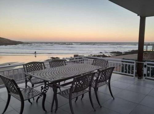 Beachfront property, Victoria Bay, Garden route in Victoria Bay