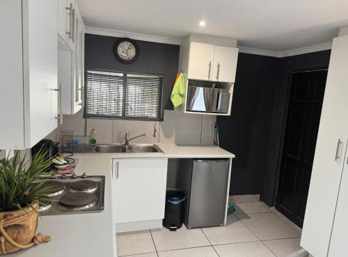 Secure cottage with Wifi and PLEX OR Tambo Airport in Germiston