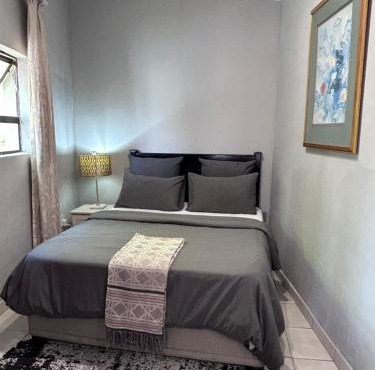 Cozy pool side cottage in Roodepoort