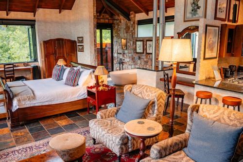 Private luxurious suite on Heysbrook Estate halfway to Kruger National Park in Waterval-Onder