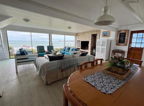 Baby Whale Bliss - Beachfront House in Witsand