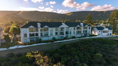 Seaside Serenity: Tranquil Oceanview Retreat in Hermanus