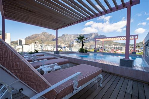 The Rose207: Modern Corner Studio with Views