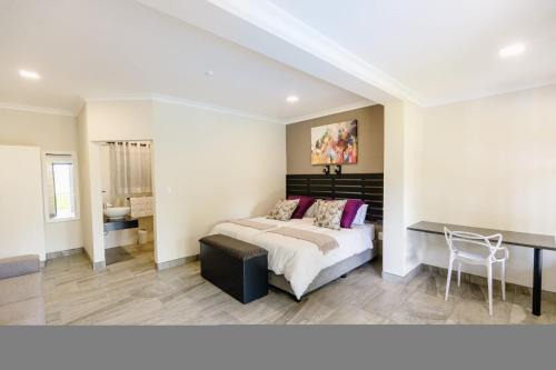 8 On Eagle Bed & Breakfast Room 2 in Port Shepstone