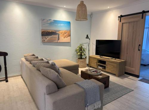 Cottage - Sleeps 4 - Pet friendly - Pool - Parking in Johannesburg