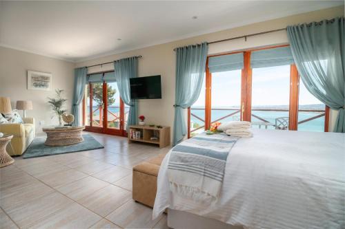 Le Gaulois Luxury Apartments, sleeps 2, Sea Views in Gordonʼs Bay