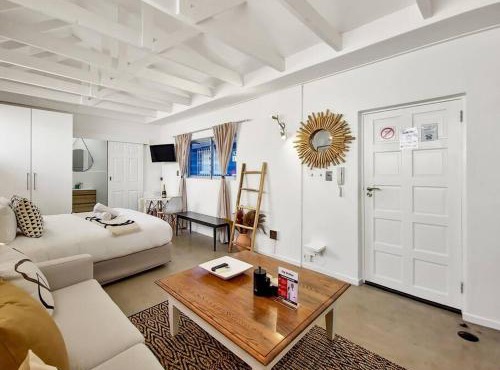 Stylish Studio, 600m to the Promenade! in Cape Town