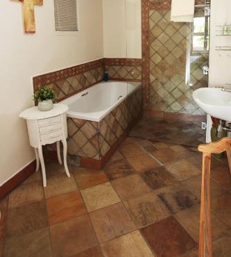 19th Hole Golf Villa Guesthouse in Worcester