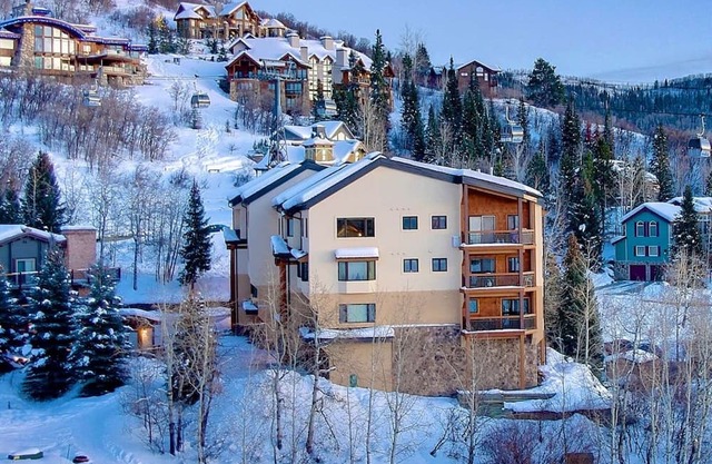 Ski Out/Walk In*-Epic Views-Hot Tub-Garage-Grill in Steamboat Springs